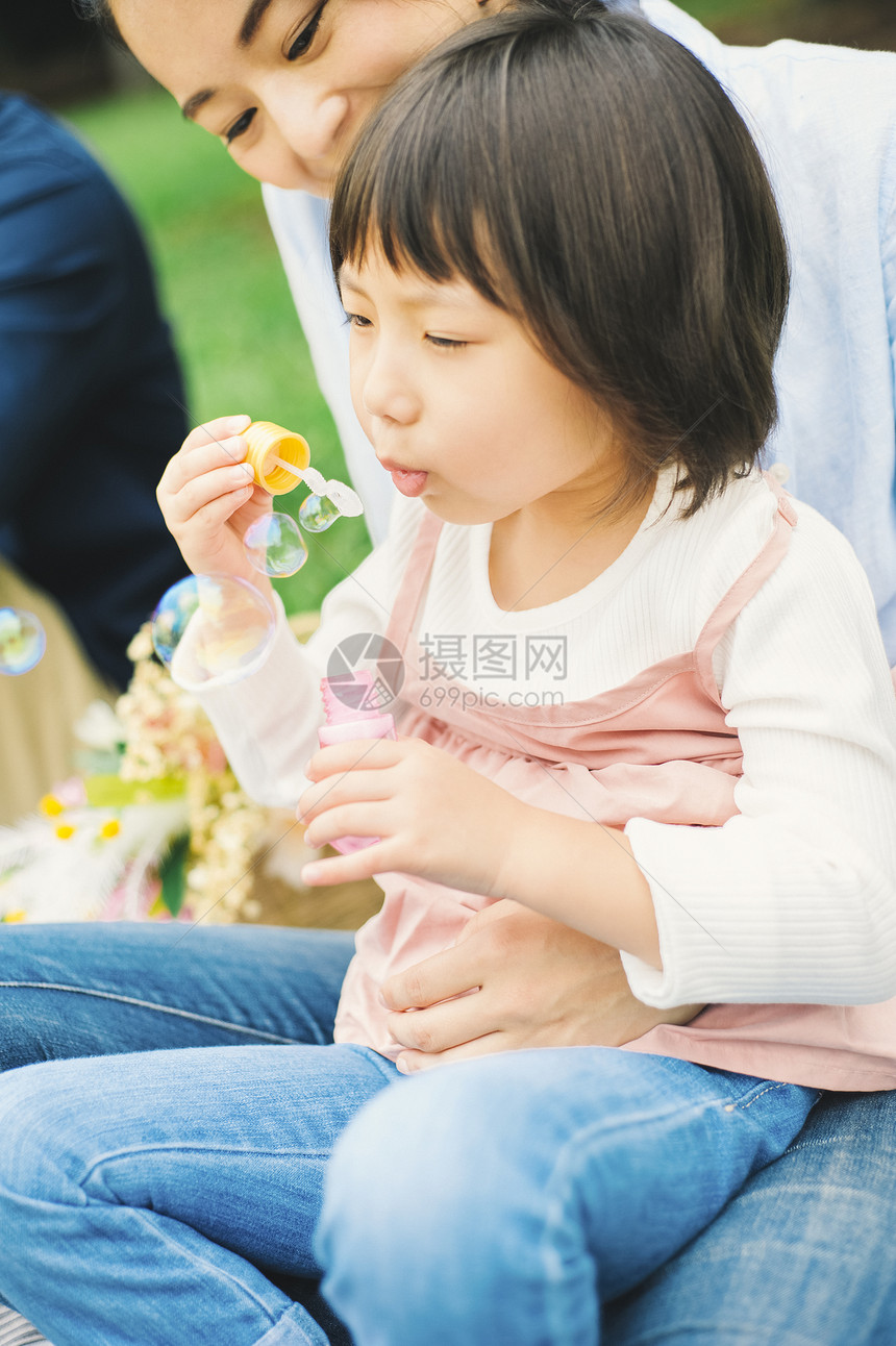 一家人户外野餐图片