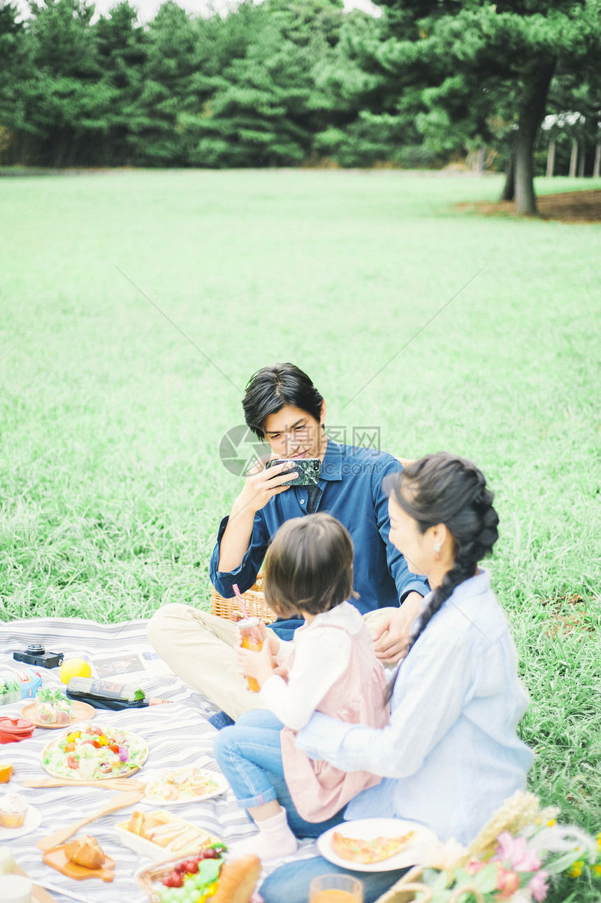 一家人户外野餐图片