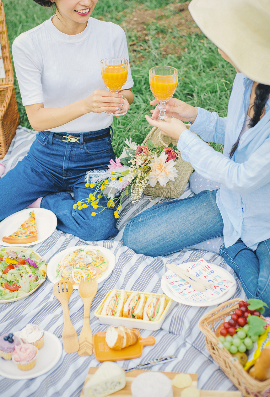 青年家庭自制有趣野餐女朋友图片