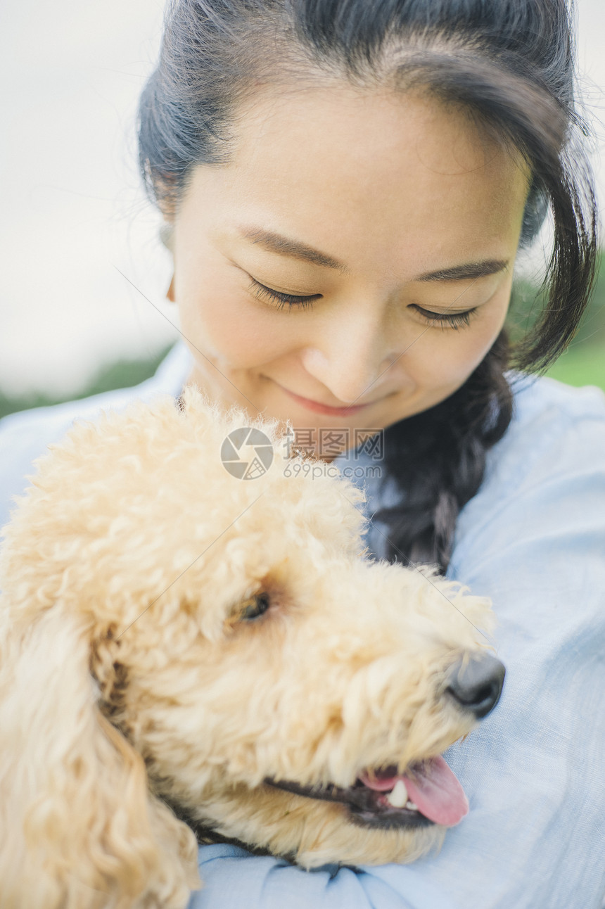 女人类漫步狗和osanpo图像图片