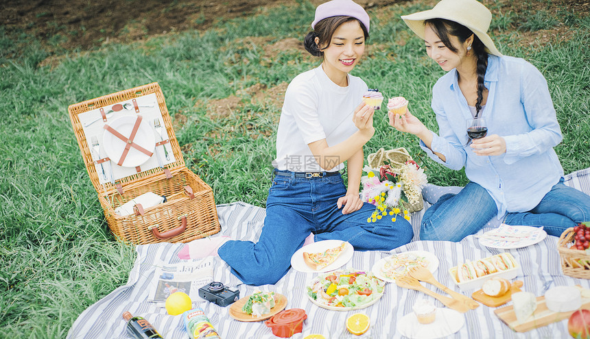 30多岁青年烹调野餐女朋友图片