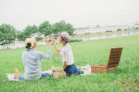 食品放松的两个人野餐女朋友图片
