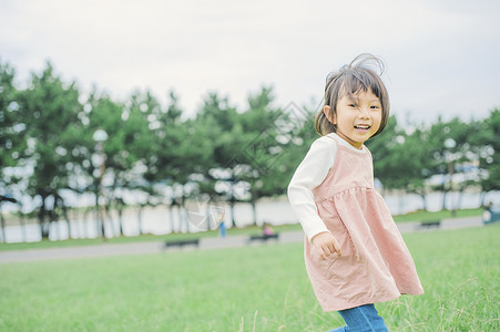 微笑跑步放松公园儿童女孩图片