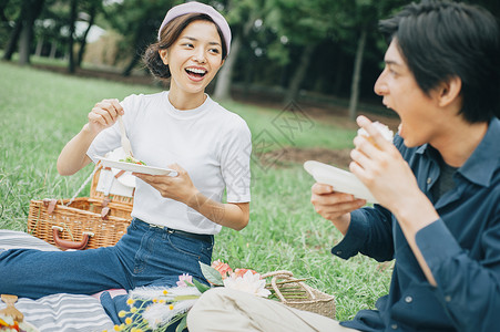 瘦身高兴亲密野餐夫妇图片