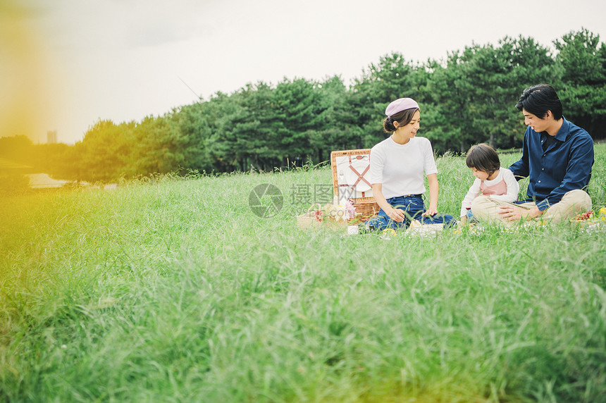 放松的人物生机勃勃野餐家庭图片