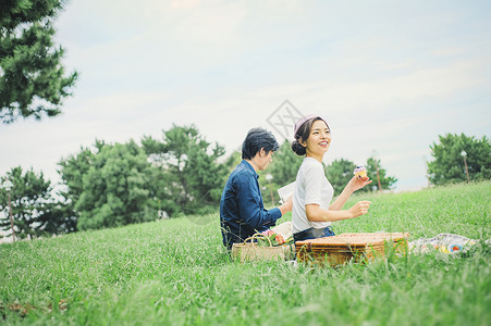 休闲坐着放松的野餐夫妇图片