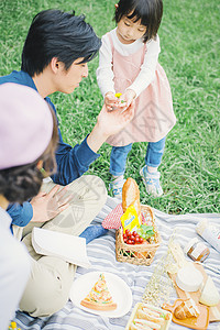 儿童春草地野餐家庭图片