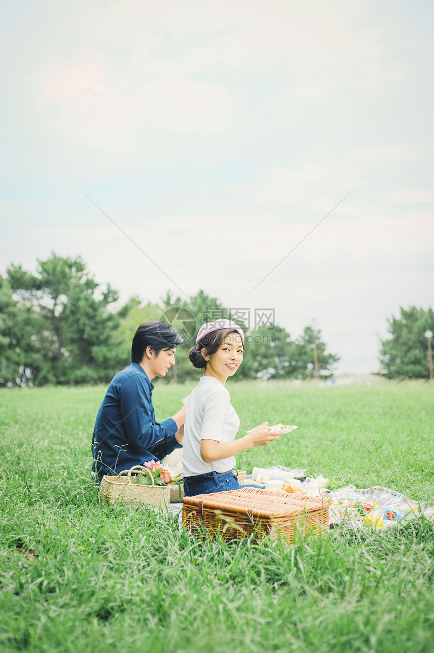 轻松有趣假期野餐夫妇图片