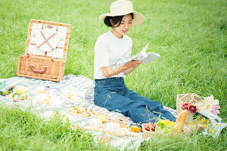 便当女人坐着野餐女士图片