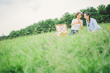 瘦身户外欣赏野餐女朋友图片