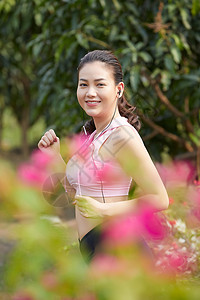 公园跑步锻炼的女青年图片