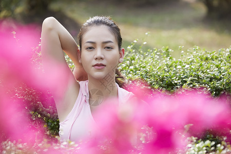 户外女子运动练瑜伽图片