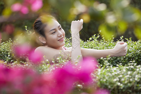 户外女子运动练瑜伽图片