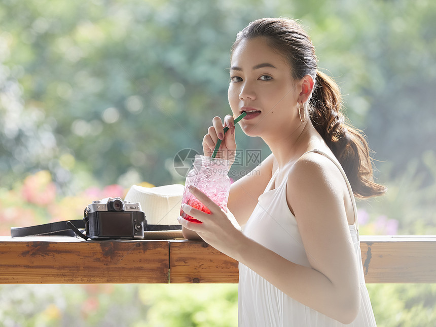 愉快喝饮料女人的生活方式图片