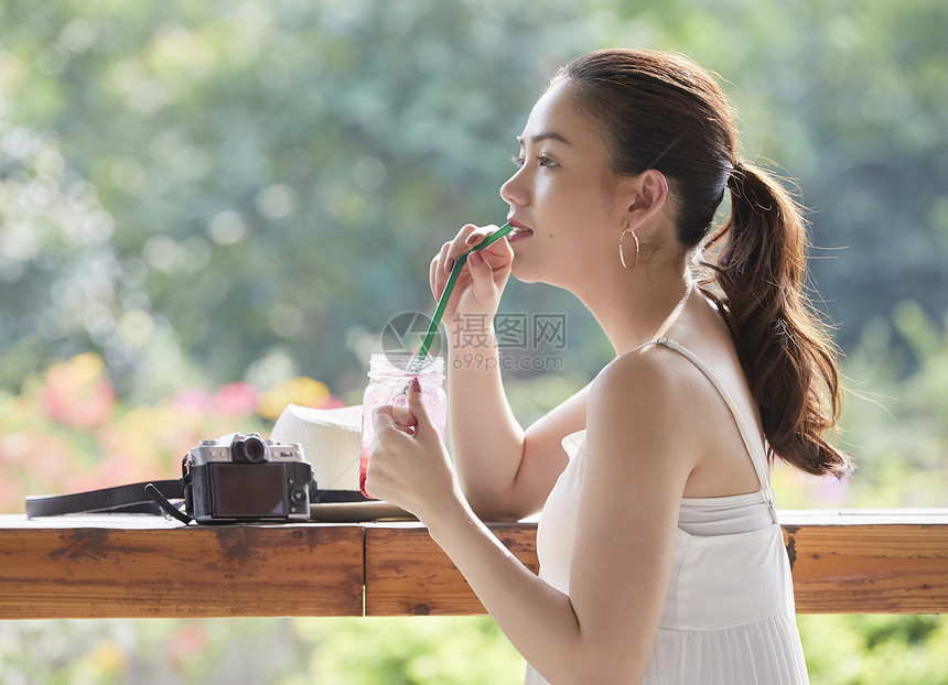 暑假酒店旅途女人生活方式图片