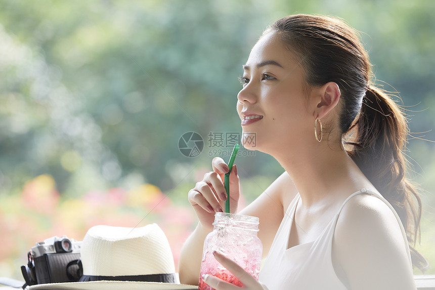 愉快喝饮料女人的生活方式图片