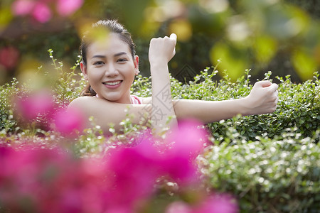 户外女子运动练瑜伽图片