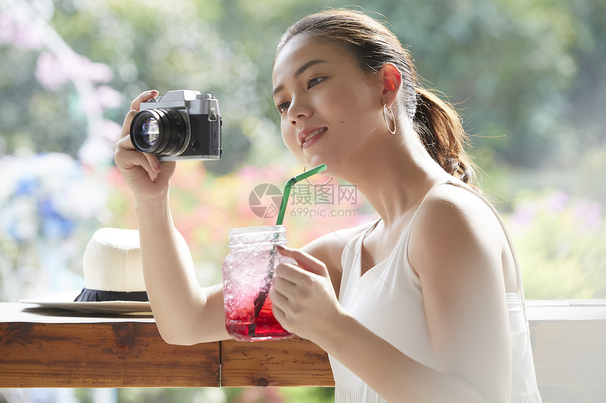 欢快拍摄喝饮料的女人享受生活图片