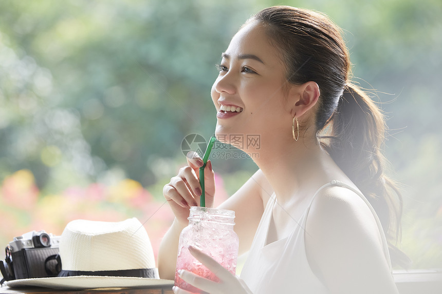 欢快拍摄喝饮料的女人享受生活图片