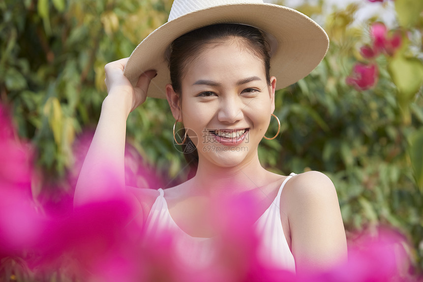 户外愉快女人度假旅行图片