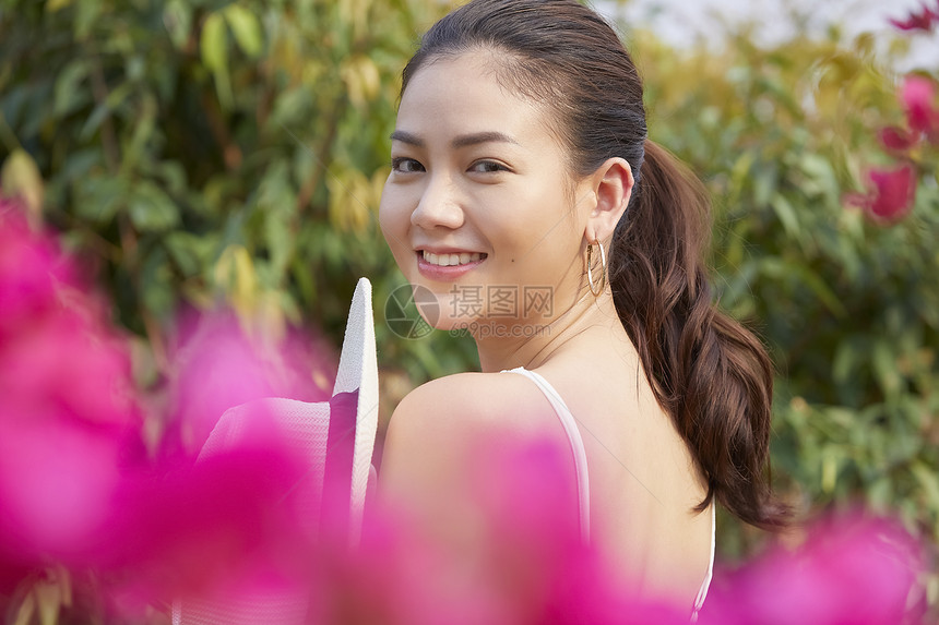 户外轻松愉快女人度假旅行图片