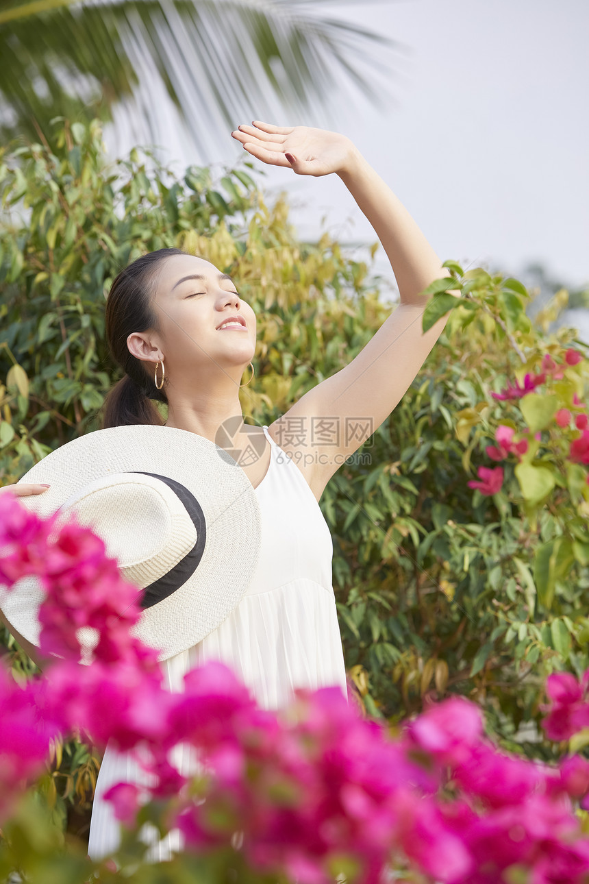 户外轻松愉快女人度假旅行图片