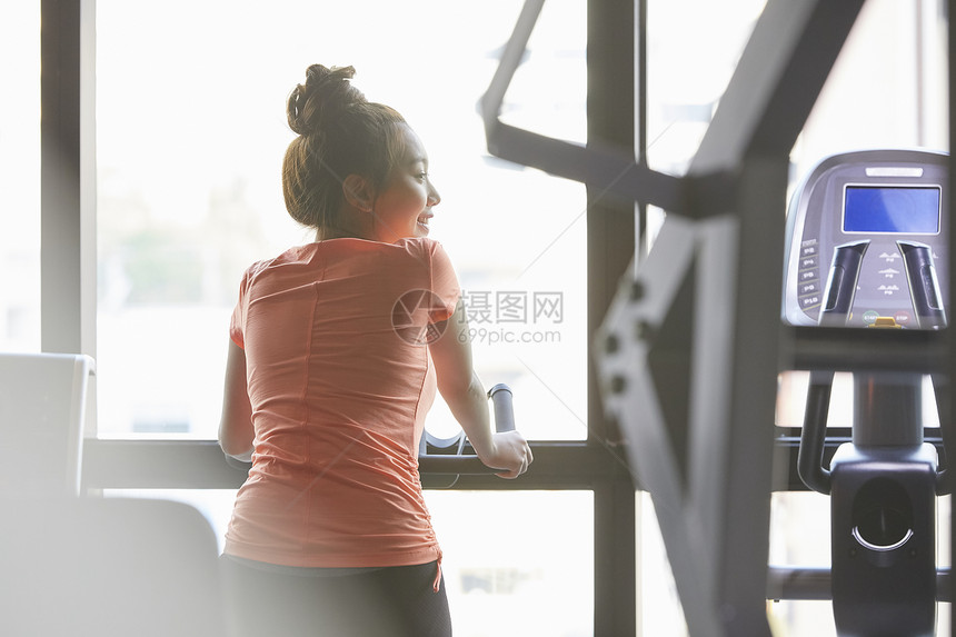 在健身房锻炼的女性图片