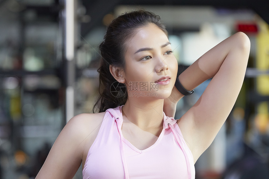 在健身房锻炼的美女图片