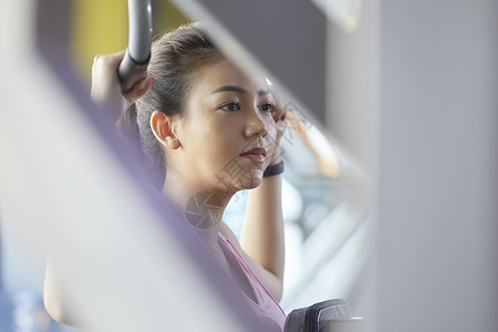 在健身房锻炼的美女图片