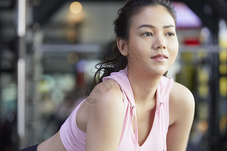 在健身房锻炼的美女图片