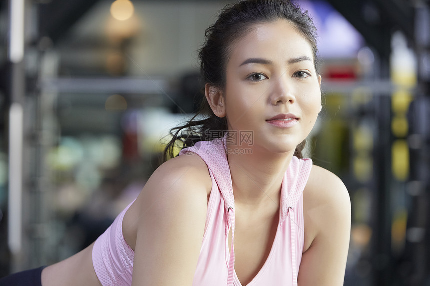 健身房里的运动女孩图片