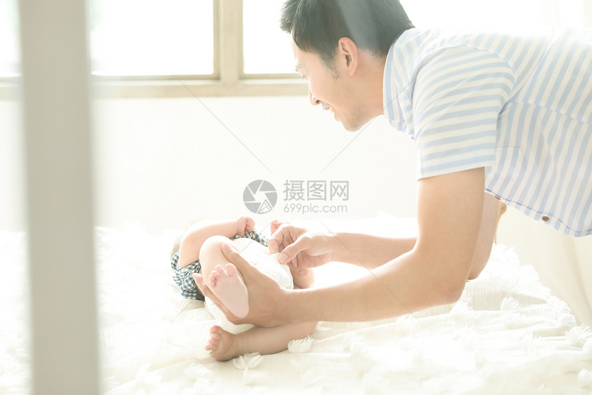 男人照顾新生婴儿图片