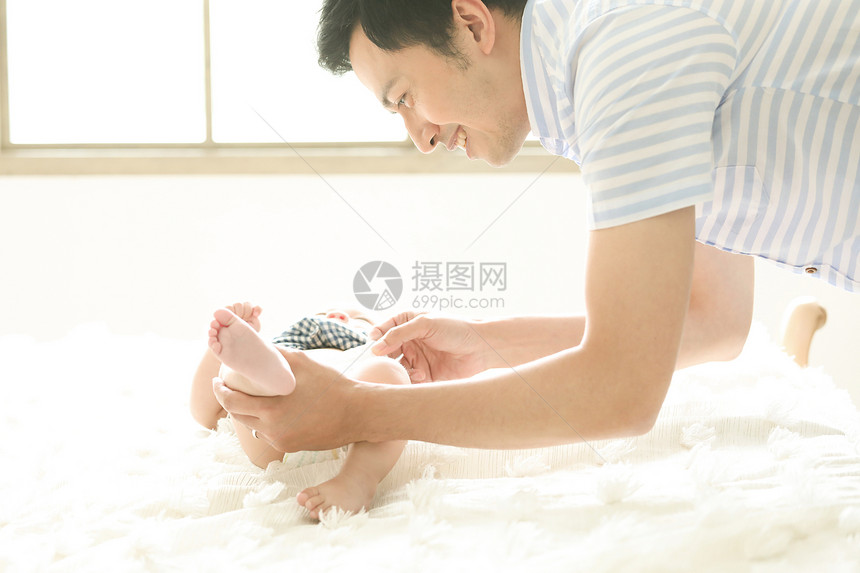 男人照顾新生婴儿图片
