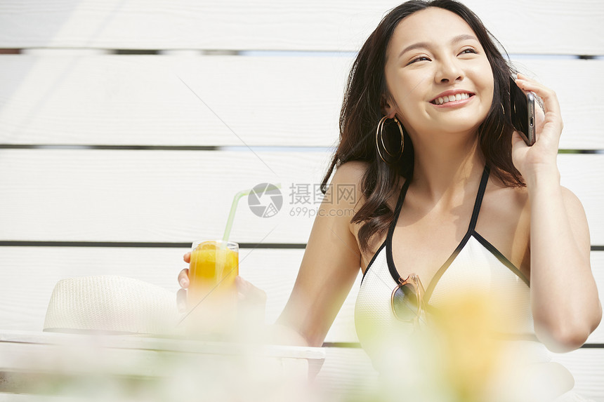 穿着比基尼的夏日清新美女图片