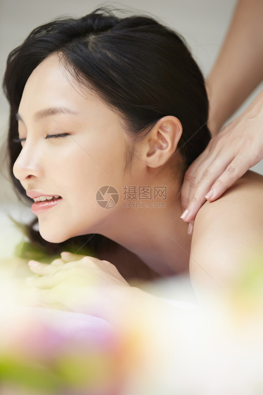 年轻女子正在进行美容spa按摩图片
