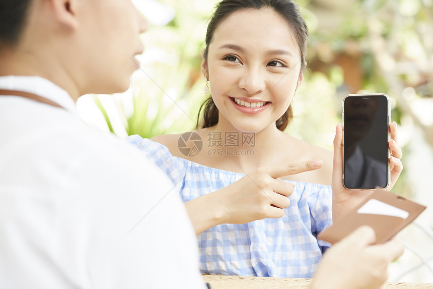 女孩户外旅行咨询路线图片