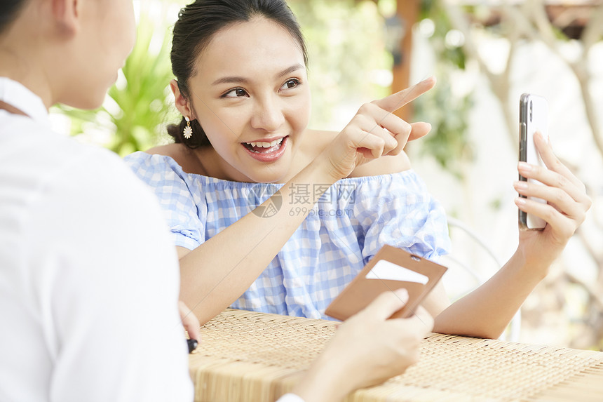 女孩户外旅行咨询路线图片