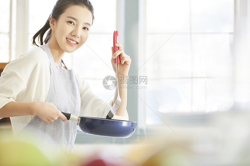 女人做饭图片