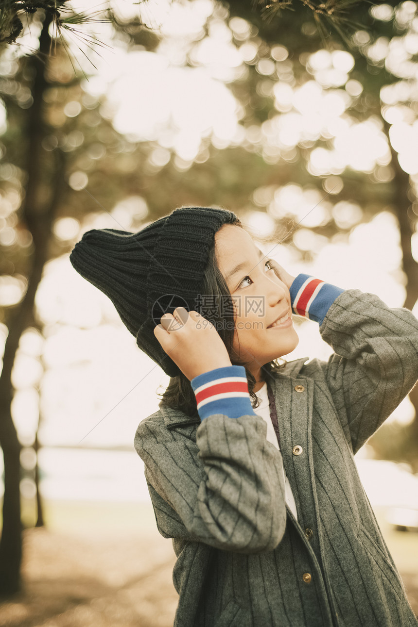 公园里的小男孩图片