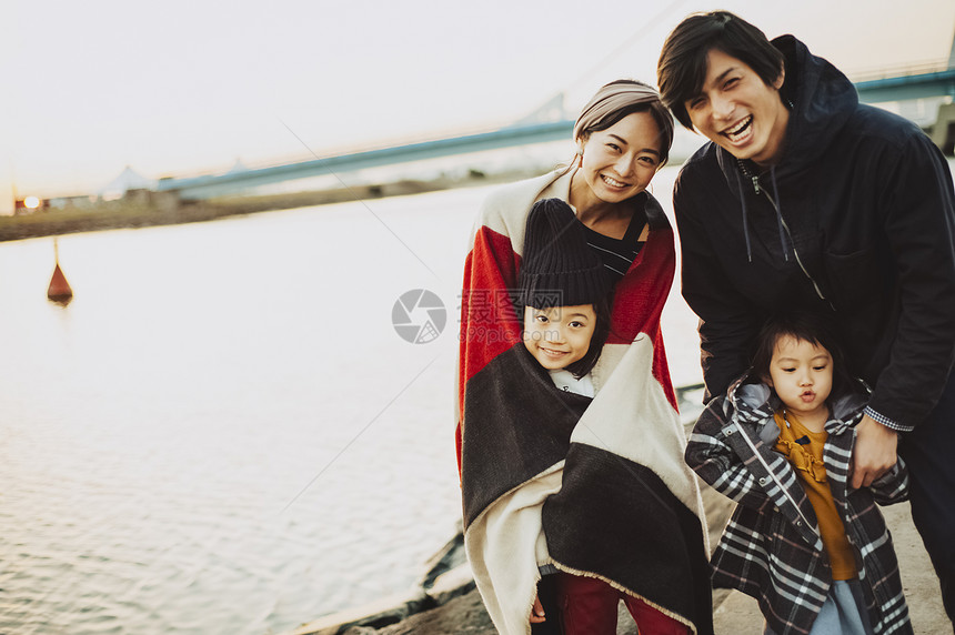 湖边休闲的家庭图片