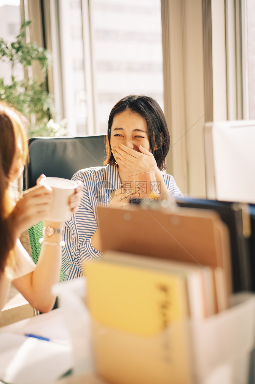 喝咖啡休息的商务女性肖像图片