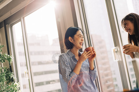 喝咖啡休息的商务女性图片