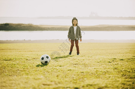 公园踢足球的小女孩图片