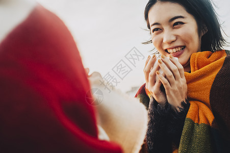 下午茶时间吞咽二十多岁夫妇屋顶生活方式图片