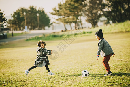 男孩享受自我小女孩孩子们玩公园图片