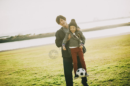 英式足球亚洲人男人父母和孩子公园玩图片