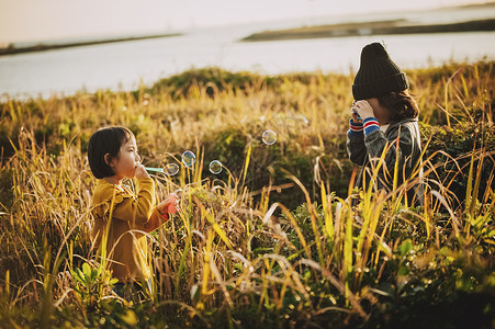 摄相机亚洲田地孩子们玩川原图片