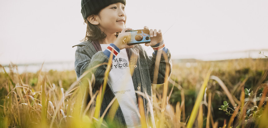 玩耍男孩度假孩子们玩川原图片