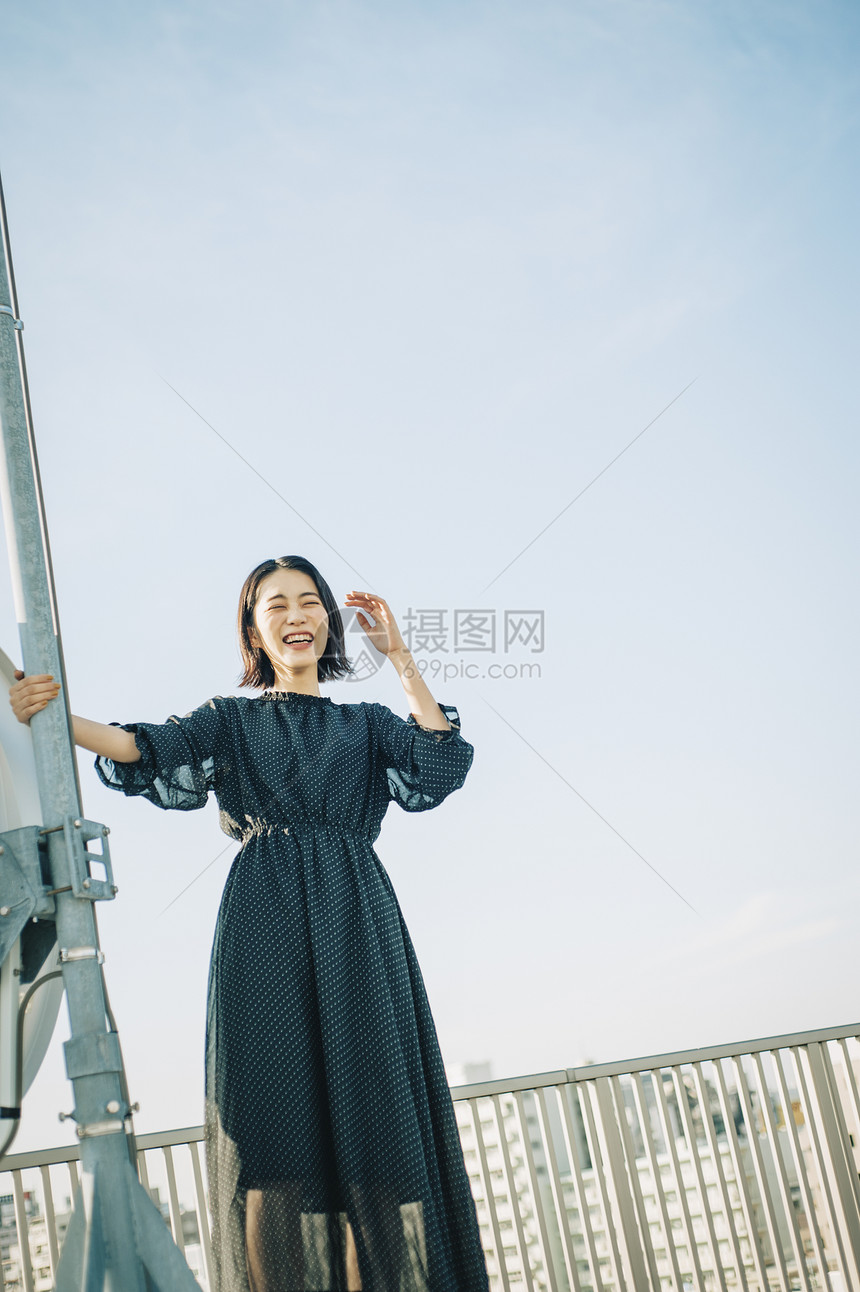 二十几岁天空日本人女人屋顶肖像图片