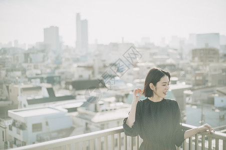 精美时髦一人女人屋顶肖像图片